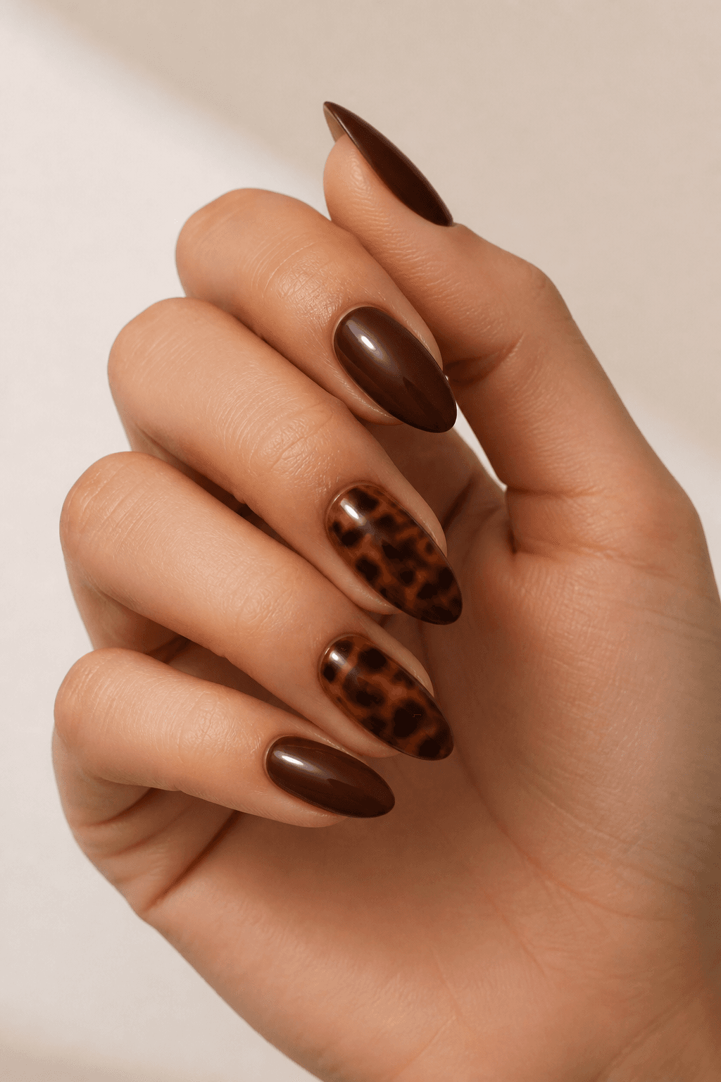 Chocoladebruine tortoiseshell gelnagels